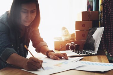 Ev ofis masasında iş belgesini işaret eden kadınlar, Online satış e-ticaret