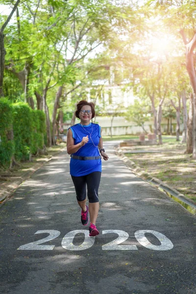 Starszy Asian kobieta wzdrygnąć się do nowy rok 2020 plany cele — Zdjęcie stockowe