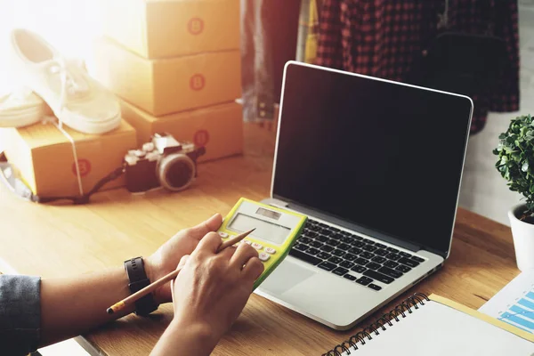 Kvinnor hand göra finanser och beräkna på skrivbordet om kostnaden hemma Office — Stockfoto