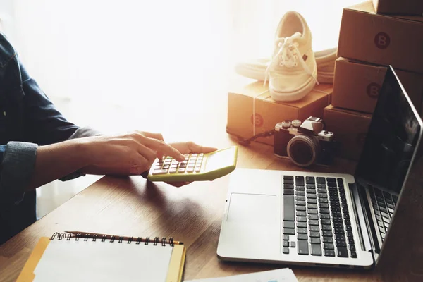 Le donne mano facendo finanze e calcolare sulla scrivania circa il costo a casa ufficio — Foto Stock