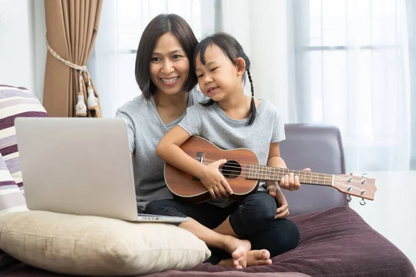 Asiática Madre Hija Usando Laptop Estudiar Jugar Ukelele Casa — Foto de Stock