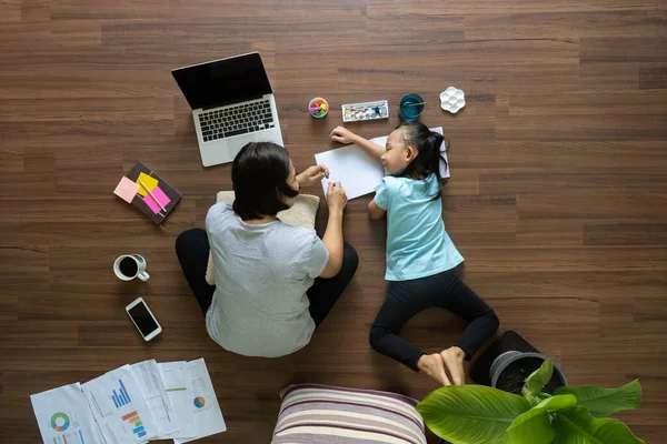 Trabalho Vista Superior Conceito Ideias Domésticas Mãe Filha Relaxando Casa — Fotografia de Stock