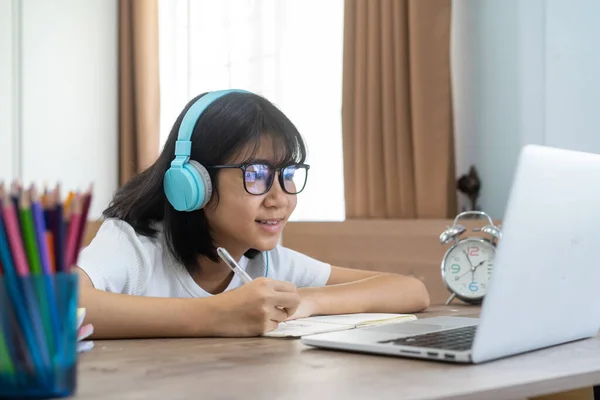 Gadis Asia Mempelajari Pelajaran Online Rumah Konsep Pendidikan Online Jarak — Stok Foto