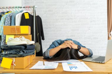 Hüsrana uğramış bir kadın kafasını masaya koydu, internette satış yaparak küçük işletme sahibi oldu, e-ticaret fikirleri konsepti geliştirdi.
