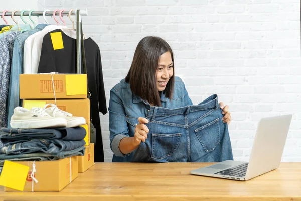 Asiatische Frau Die Smartphone Nutzt Live Verkauft Online Hosen Jeans — Stockfoto