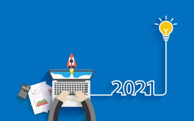 Yaratıcı ampul fikri 2021 yeni yıl iş dünyası fikirleri kavramı tasarımı, iş adamı dizüstü bilgisayar bilgisayarı PC 'de çalışıyor, yukarıdaki vektör illüstrasyonundan üst görünüm 
