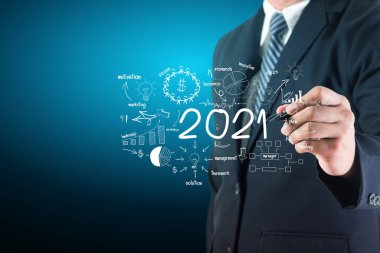 İş adamı 2021 yılının grafiklerini çizerken iş başarısı stratejisi fikirleri kavramını çizdi