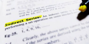 Eğitimsel arka planda vurgulanmış kitap metni üzerinde sunulan matematik terminolojisi serisi.