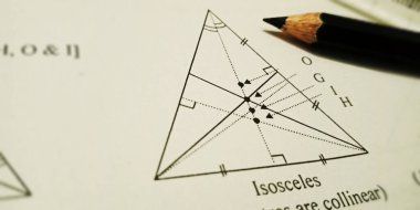 Kitap metninde sunulan izkenar üçgen matematiksel terminoloji eğitim arka planında vurgulanmış desen.