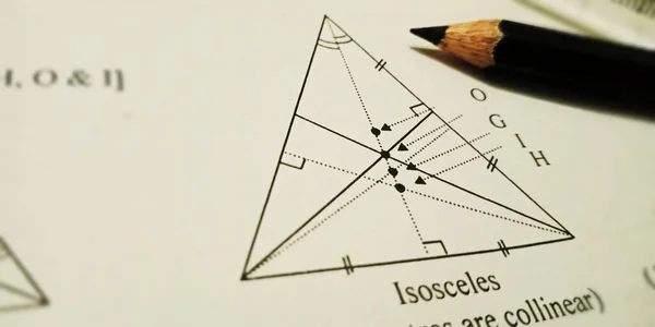 Trójkąt Równoramienny Terminologia Matematyczna Przedstawiona Tekście Książki Podkreślony Wzór Tle — Zdjęcie stockowe