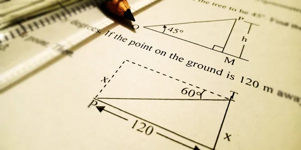 삼각법은 수학적 배경에 영어로 용지에 교육용 텍스트를 수학적으로 매핑한다 — 스톡 사진