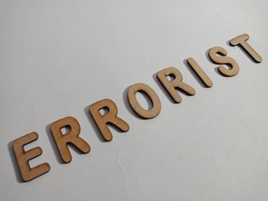 Beyaz kağıt dokusunda modern iletişim şablonu için ahşap alfabelerle sunulan son hata sözlüğü.