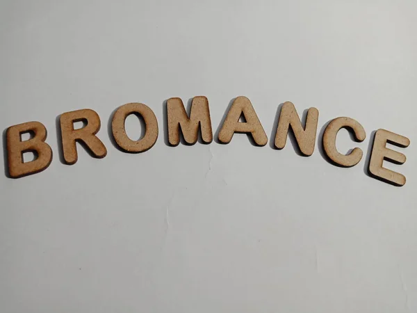 現代のコミュニケーションパターンのための木製のアルファベットと白い紙のテクスチャに提示ロマンス最新の語彙 — ストック写真