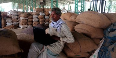 Katni Bölgesi, Madhya Pradesh, Hindistan - 25 Ağustos 2019: Tarım hükümetinde dizüstü bilgisayar kullanan Hintli yaşlı bir köylü.