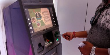 Katni Bölgesi, Madhya Pradesh, Hindistan - 25 Ağustos 2019: India devlet bankasından para çekmek için ATM 'ye insan eliyle banka kartı girişi.