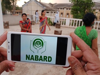 Katni Bölgesi, Madhya Pradesh, Hindistan - 23 Mayıs 2020: NABARD Ulusal Tarım ve Kırsal Kalkınma Bankası açık arkaplanda cep telefonu kavramı ile akıllı telefon ekranında görüntülendi.
