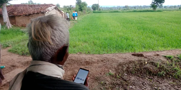 Katni Bölgesi, Madhya Pradesh, Hindistan - 28 Ağustos 2019: Bhim UPI hükümet nakit portalı logosu fakir Hintli köylü adam tarafından akıllı telefon ekranında sunuldu.