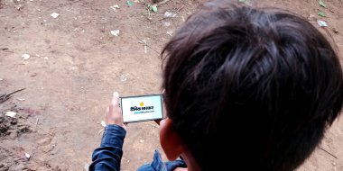 DISTRICT KATNI, INDIA - 18 Eylül 2019: Jagran online haber kağıdı logosu Hintli köylünün el ele tutuşan cep telefonu konsepti tarafından akıllı telefon ekranında sergilendi.