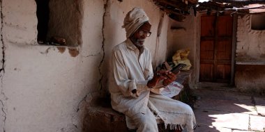 DISTRICT KATNI, INDIA - 20 AĞUSTOS 2019: Akıllı telefon kullanan bir Hint köyü ihtiyarı, Asyalıların dijital öğrenme kavramı.