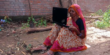 DİSTRİK KATNI, INDIA - 20 AĞUSTOS 2019: Asyalıların dijital öğrenme kavramı olan yaşlı bir Hint köyü kadın dizüstü bilgisayarı.