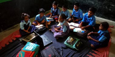 DİSTRİK KATNI, INDIA - 20 AĞUSTOS 2019: Hindistan devlet okulu öğrencileri sınıfta dizüstü bilgisayar teknolojisini öğreniyor.