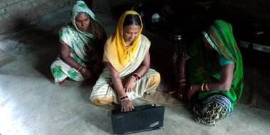 DİSTRİK KATNI, INDIA - 16 AĞUSTOS 2019: Üç Hintli köy hanımı evlerinde fakir ve pis yerlerde bilgisayar laptopu öğreniyor.