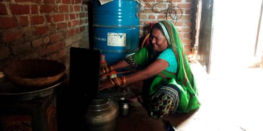 DİSTRİK KATNI, INDIA - 16 Ağustos 2019: Hindistan köyünün fakir evinde dizüstü bilgisayar kullanan yaşlı bir kadın.