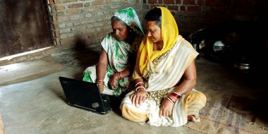 DİSTRİK KATNI, INDIA - 16 AĞUSTOS 2019: Fakir evinde çalışan iki Hintli köy kadını. Köylü teknolojisi öğrenme kavramı.