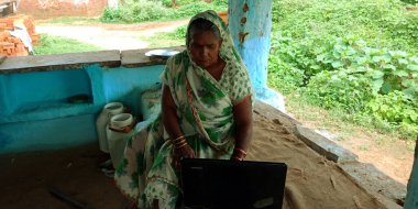 DISTRICT KATNI, INDIA - 16 Ağustos 2019: Hindistan 'ın fakir evinde bilgisayar kullanan bir bayan. Köylü teknolojisi öğrenme kavramı.
