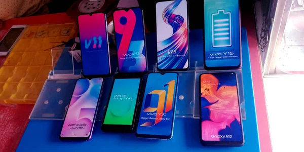 Katni Bölgesi, Madhya Pradesh, Hindistan - 17 Ekim 2019: Akıllı Kafe 'de satışa sunulan birden fazla marka cep telefonu koleksiyonu.