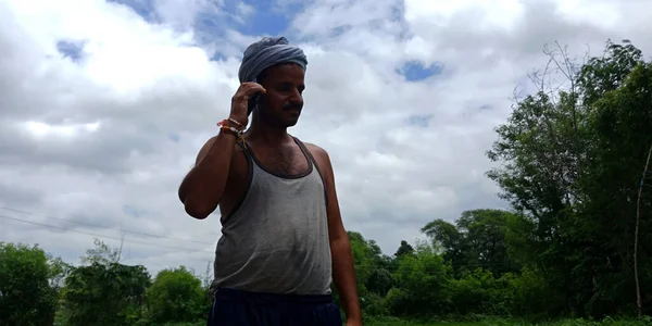 District Katni India August 2019 Indický Vesnický Farmář Volá Mobilní — Stock fotografie