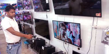 DISTRICT KATNI, INDIA - 20 EYLÜL 2019: Satış promosyonu için showroom 'da video oynatma kipinde markalı televizyon.
