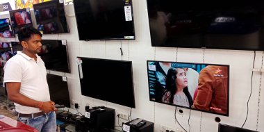 DISTRICT KATNI, INDIA - 20 EYLÜL 2019: Satış promosyonu için showroom 'daki video oynama modunda markalı televizyon sunuldu.