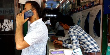 DISTRICT KATNI, INDIA - 20 EYLÜL 2019: Samsung 'dan son model akıllı telefon dağıtım şirketinden Hintli bir cep adamı arıyor.