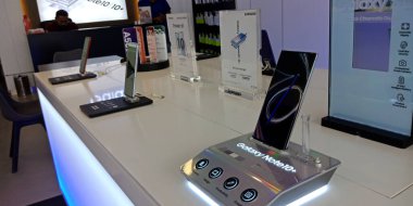Katni Bölgesi, Madhya Pradesh, Hindistan - 17 Ekim 2019: Samsung Galaksisi notu 10 artı cep telefonu akıllı kafede satışa sunuldu.