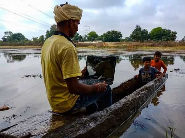 District Katni India Července 2020 Indický Rybář Provozující Notebook Během — Stock fotografie