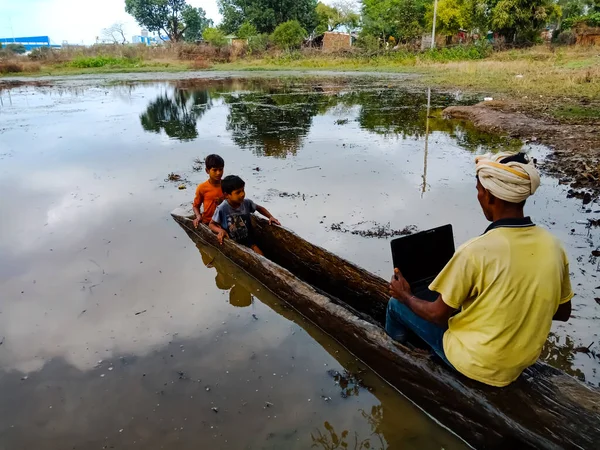 District Katni India Července 2020 Indický Rybář Provozující Notebook Během — Stock fotografie