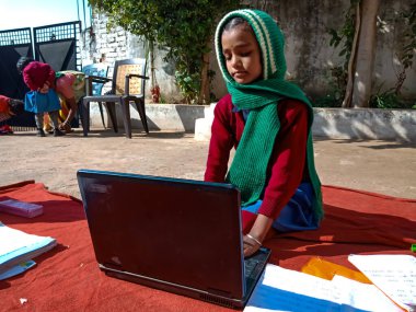 DİSTRİK KATNI, INDIA - 13 HAZİRAN 2020: Hindistan ilköğretim okulu kız öğrencileri sınıf dışında dizüstü bilgisayarları öğreniyorlar.