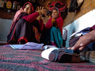 DISTRICT KATNI, INDIA - 25 HAZİRAN 2020: Dijital başparmak izi makinesinden alınan küçük grup kredi geri ödeme makbuzu.