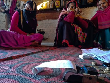 DISTRICT KATNI, INDIA - 25 HAZİRAN 2020: Dijital başparmak izi makinesinden alınan küçük grup kredi geri ödeme makbuzu.