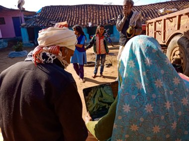 DISTRICT KATNI, INDIA - 25 HAZİRAN 2020: Hintli karı koca köyün arka planında dizüstü bilgisayar teknolojisini birlikte öğreniyorlar.