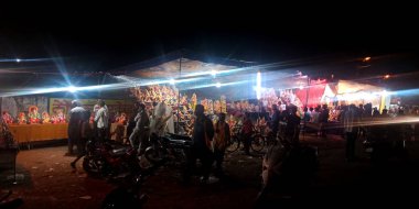 DİSTRİK KATNI, INDIA - 7 AĞUSTOS 2019: Lord Ganesha festivali sırasında geceleyin yolda Asya halkı.