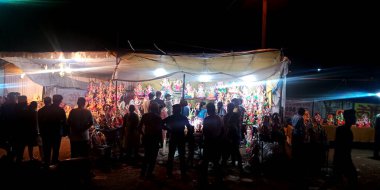 DİSTRİK KATNI, INDIA - 7 AĞUSTOS 2019: Lord Ganesha festivali sırasında geceleyin yolda Asya halkı.