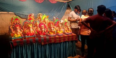 DISTRICT KATNI, INDIA - 7 AĞUSTOS 2019: Ganesha ya da Ganapati olarak bilinen Fil tanrısının yeni yapılmış güzel idolleri Hindistan 'daki Ganesh festivalinde satışa sunuldu