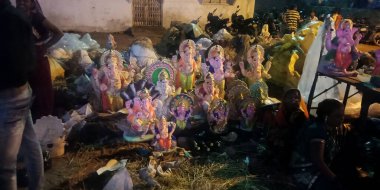 DISTRICT KATNI, INDIA - 7 AĞUSTOS 2019: Tanınmayan sokak satıcısı Ganesha heykelini Hindistan 'ın Maharashtra kentinde festival için sokakta Ganesha Festivali için satıyor.