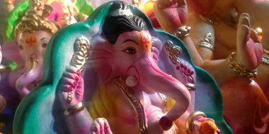 DISTRICT KATNI, INDIA - 7 AĞUSTOS 2019: Lord Ganesha ya da Ganapati 'nin çok sayıda Hindu Tanrısı arka planına sahip güzel putları