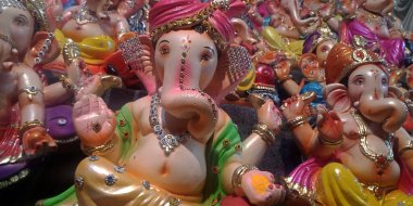 DISTRICT KATNI, INDIA - 7 AĞUSTOS 2019: Lord Ganesha ya da Ganapati 'nin çok sayıda Hindu Tanrısı arka planına sahip güzel putları