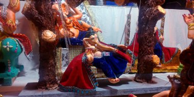 DISTRICT KATNI, INDIA - 7 AĞUSTOS 2019: Lord Ganesha ya da Ganapati 'nin çok sayıda Hindu Tanrısı arka planına sahip güzel putları