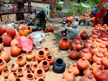 DISTRICT KATNI, INDIA - 12 Mart 2019: Markette bir mağaza tarafından sergilenen Hindistan evlerinde kullanılan çeşitli tasarım, şekil, boya ve çeşitli renklerde kil kapların geniş açılı görünümü