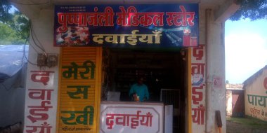 DISTRICT Birsinghpur Pali, INDIA - 22 Temmuz 2019: Hindistan 'daki yerel tıp dükkanı çiftliği sayacı, sağlık farkındalığı için haplar.